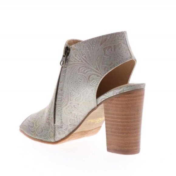 Sbicca Silver Floral Embossed Heels w/ Wooden Heel - Picture 5 of 5